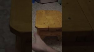 Маленькая табуретка из старого поддона. A small stool made of an old pallet.