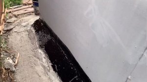 Гидроизоляция стыков в месте примыкания отмостки к металлу гаража
