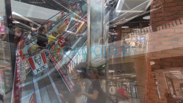 Декоративный водопад по стеклу в торговом центре. Waterfall on glass in the shopping cente смотреть онлайн