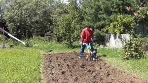 Крот пашет целину с двигателем Лифан 2