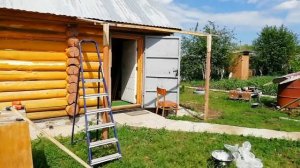 Выходные на даче. Снова тепло. Доделал навес над крыльцом бани.