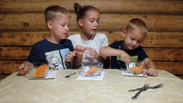 НАСТОЯЩАЯ еда против ПРИГОТОВЛЕННОЙ челлендж/// СЫРОЕ яйцо????///веселое видео для детей смотреть онлайн