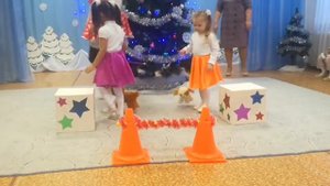Новогодний утренник, Диана рассказывает стих
