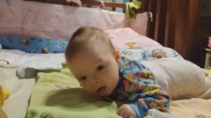 Лежим на животе в 3 месяца и начинаем держать головку.  Учим ребенка ползать.