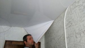 как не надо сливать воду с натяжного потолка )))