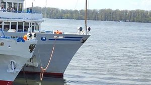 Швартовка теплохода "Максим Литвинов".