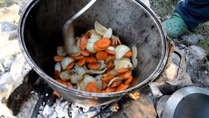 Готовим в казане свиные рёбрышки с картошкой