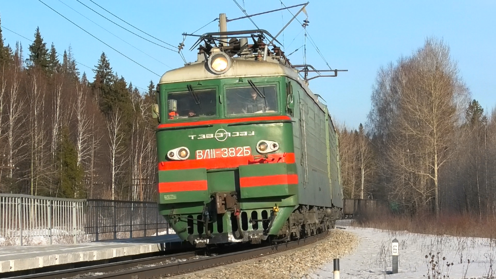 «Единственный в своём роде». ВЛ11-382/386 А с грузовым поездом и приветливым помощником