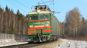 "Единственный в своём роде". ВЛ11-382/386 А с грузовым поездом и приветливым помощником