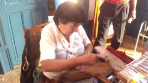 Так крутят сигары на Кубе