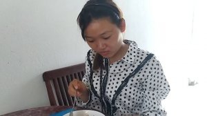 Вьетнамка впервые пробует борщ. Иностранцы пробуют русскую еду. Реакция на борщ.