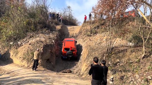 最強美女開坦克300越野，全程油門踩到底，比很多男人都厲害！ #offroad#tank300 #beauty #tank #car смотреть онлайн