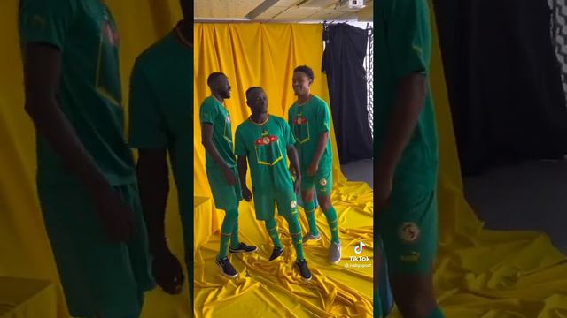 Sadio Mané, Kouyaté et Abdou Diallo exhibent leurs nouveaux maillots PUMA
#puma
#senegal