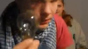 Засунула  в рот лампочку ( ахаах)