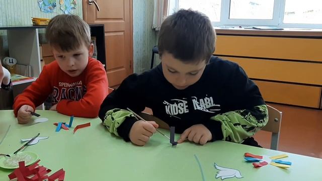 Районная акция "Марафон Победы", изготовление открыток в старшей группе.