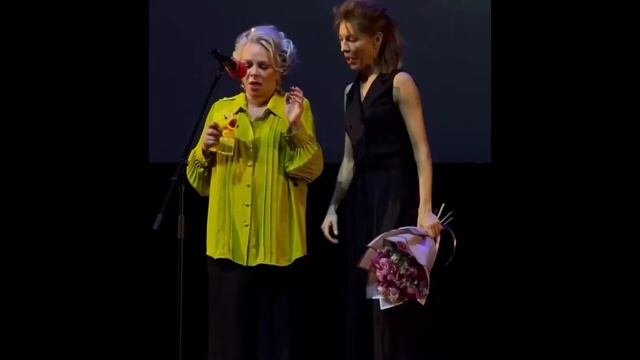 Елена Валюшкина и Елена Подкаминская веселятся на сцене ?