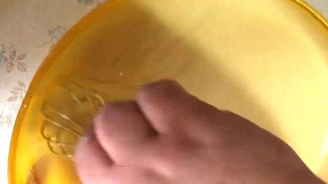 КОЛЬЦА КАЛЬМАРА В НЕЖНОМ КЛЯРЕ С ЧЕСНОЧНЫМ СОУСОМ
