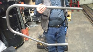 Гибка поручня перила на катер на полуавтоматическом трубогибе с ЧПУ MASTER производства БМК