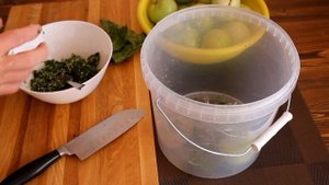 Квашеные зеленые помидоры, фаршированные чесноком и зеленью