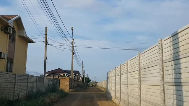 Отдых в пригороде Евпатории. Показываю новую набережную, гостиницы и просторный песчаный пляж.