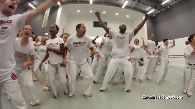 Capoeira Muzenza | Musica Pau-pereira pau смотреть онлайн