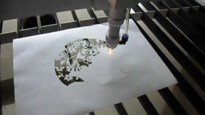 Лазерный станок режит бумагу