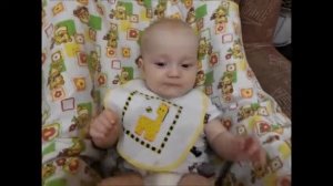 Ребенок впервые попробовал яблочное пюре.