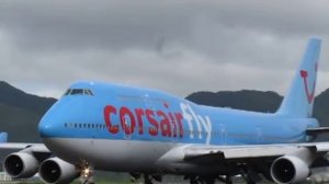 Взлёт Боинга - 747 с острова Святого Мартина.