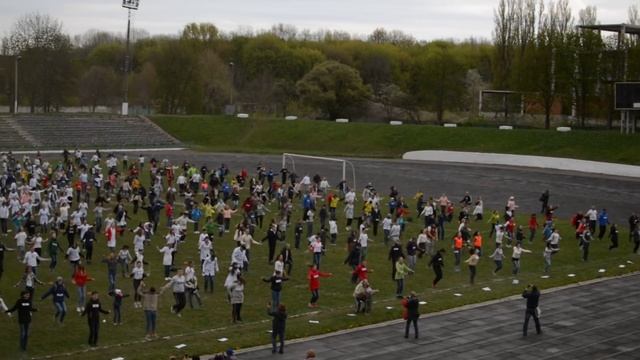 Рекорд України. Найбільша кількість людей, що стрибають через скакалку. смотреть онлайн