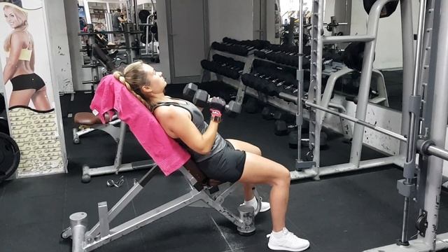 Подъем гантелей сидя, хват молот смотреть онлайн
