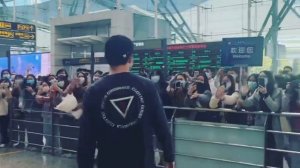 ? Встреча Димаша Кудайбергена в аэропорту Дубаи. Кому достался подарок от Димаша?  (SUB)