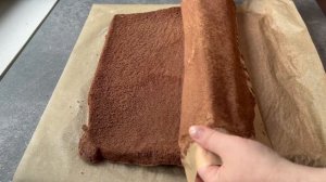 Шоколадный бисквитный рулет без глютена.