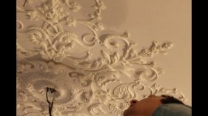 Монтаж потолочной розетки из гипса