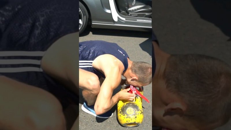 В зубах гири  #гири #kettlebells #спорт #shots #рекомендации #рек #трюки #приколы
