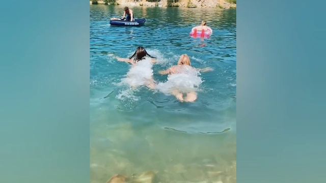 Девушки в красивых купальниках