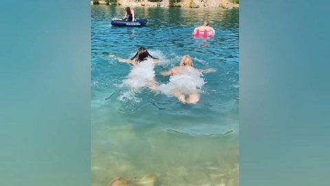 Девушки в красивых купальниках