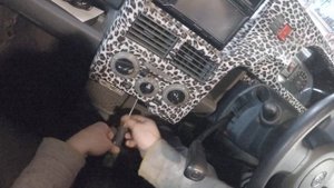 NISSAN CUBE Z11.Как снять центральную панель.