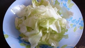 Легкий листовой салат с йогуртом
