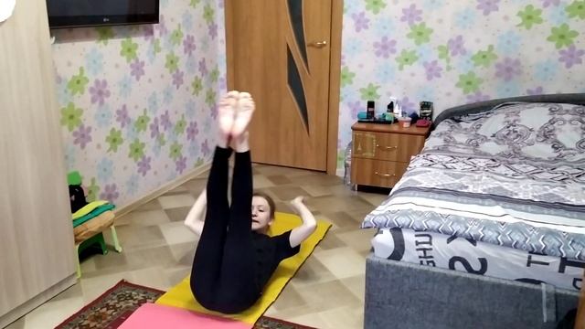 тренировки дома, разновидности кувырков, кувырок вперед, встать с прямыми ногами