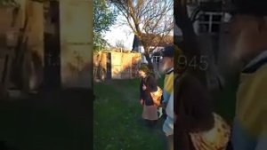 Украинская бабушка, которая вышла к националистам с красным флагом - найдена.