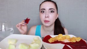 ОТНОШЕНИЯ БЕЗ ЧУВСТВ / ЧИПСЫ, КИСЛАЯ ПАСТИЛА / MUKBANG  asmr Ayka Emilly