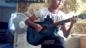 Казах играет на гитаре красивую мелодию