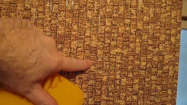 Как использовать прижимной шпатель для разглаживания обоев