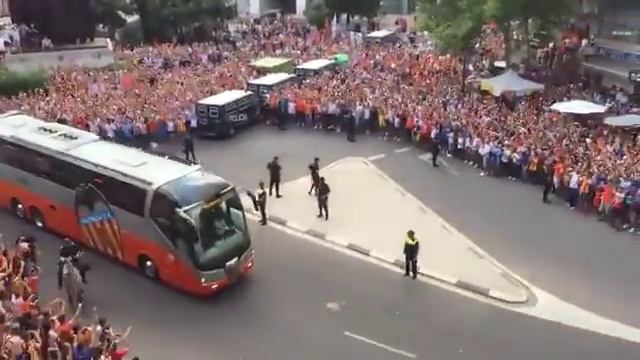 Поддержка болельщиков Валенсии перед матчем с Барселоной ! смотреть онлайн