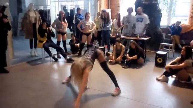 Twerk battle. Блондинка жжет!!! смотреть онлайн