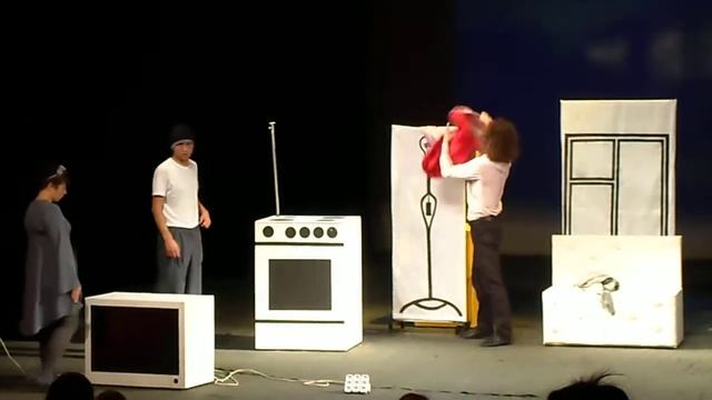 Техника безопасности.Театр.Нельзя вешать на включенную лампочку ткань? смотреть онлайн