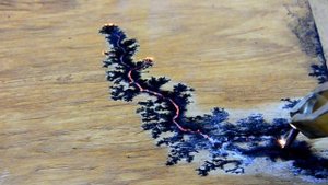 Фигуры лихтенберга на дереве