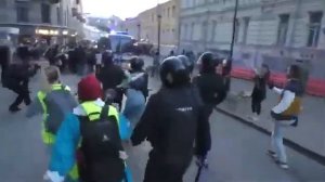 Полицейский ударил рукой женщину в живот 08.2019