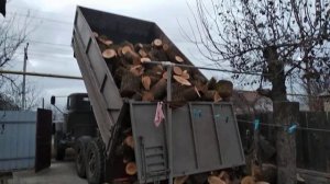 Дрова привезли.