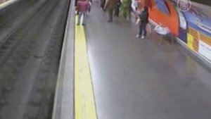 Женщина упала на рельсы в метро, потеряв сознание